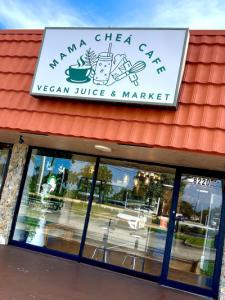 Mama Chea Cafe - Vegan Juice & Market